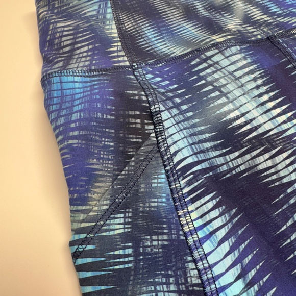 🌴 Lululemon Blue Palm Print High-Rise Shorts – Size 4 🌴 - Picture 5 of 5